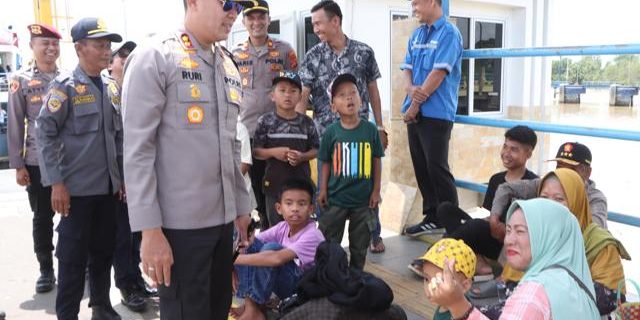 Kapolres berdialog dengan penumpang yang akan menyebarang ke Bangka di pelabuhan Tanjung Api-api Banyuasin.