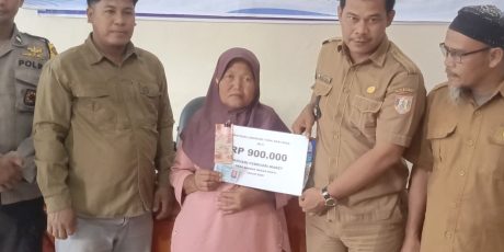 Pemdes Sumbar Mekar Mukti, Bagikan BLT Kepada KPM