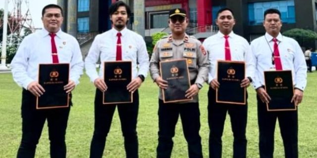 Kapolsek dan Anggota Terima Pin Emas