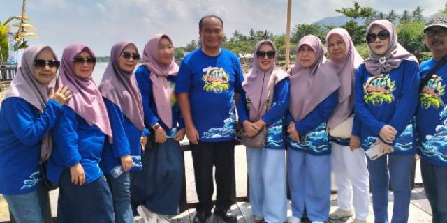 Oktaheroe Ramsi “Sang bintang” Hadir membaur bersama rekan alumni SMPN V Goro