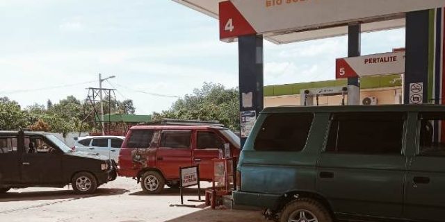 Mobil Pelangsir Bebas Isi BBM Subsidi di SPBU Babat Toman