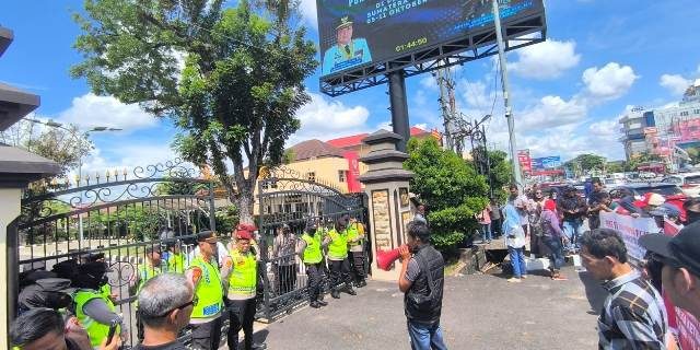 Massa Datangi Mapolda Terkait Kasus Minyak Ilegal Mandul