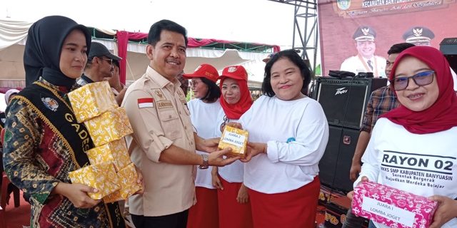 penyerahan hadiah kepada pemenang.