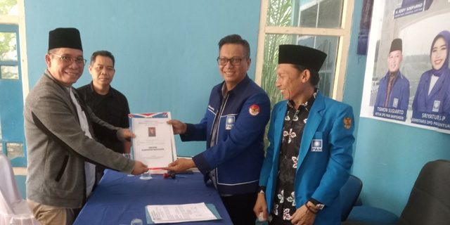 pengembalian berkas pendaftaran calon Wakil Bupati Banyuasin, Dr H Konar Zuber SH, MH di DPD PAN Kabupaten Banyuasin