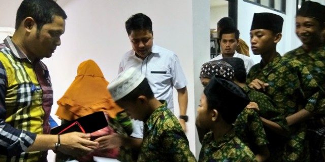 Pemberian tanda kasih sayang kepada anak yatim piatu. g