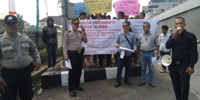 Massa saat mengelar aksi demo.