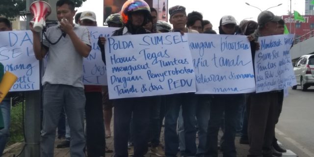 Massa yang berunjuk rasa.
