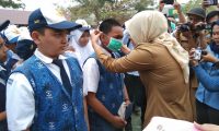 Wawako Bagikan Masker Kepada Pelajar dan Guru SMPN 53