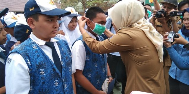 Wawako Bagikan Masker Kepada Pelajar dan Guru SMPN 53