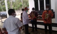 Bupati Berikan Bibit Padi ke Petani Terdampak Banjir