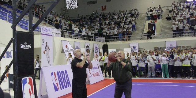 Gubernur mencoba memasukan bola basket kedalam keranjangnya.