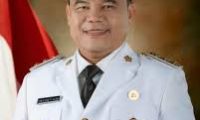 Bupati Kunjungi Rumah Warga Bagikan Sembako