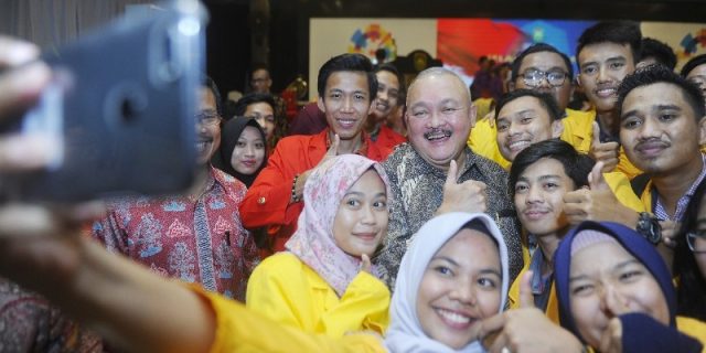 Berfoto selfi dengan Gubernur Sumsel.