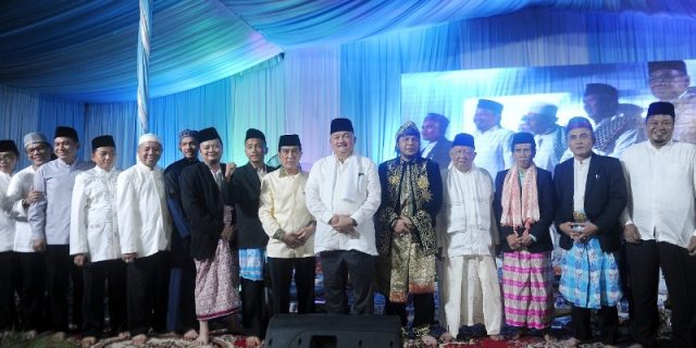 Berfoto bersama disela sela kegiatan berlangsung.