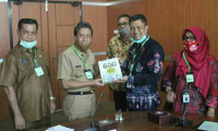 SERAHKAN EUCALIPTUS DAN BUKU TEMUAN BIDANG PERTANIAN KE PEMKAB OKI