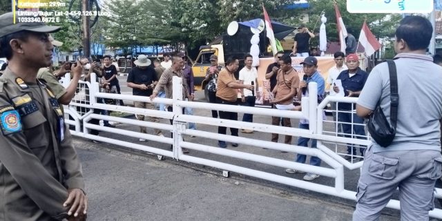 Dugaan Pajak Tak Masuk Kas, Barikade 98 Demo Dispopar Muba