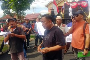 Pendemo Desak Kapolres dan Kapolsek Persoalan Kasus Minyak Ilegal