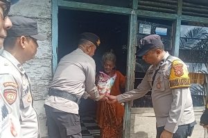 Polsek Muara Padang Salurkan Bantuan Lansia Kurang Mampu