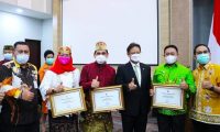 Walikota Terima Sertifikat Eliminasi Malaria Pada Puncak PHMS 2021