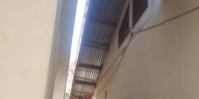 Plafon sekolahan yang sudah habis jatuh.