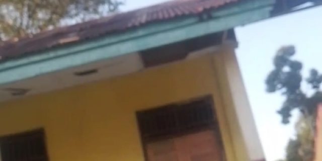 Tampak seng sekolahan yang sudah buruk dan karatan.