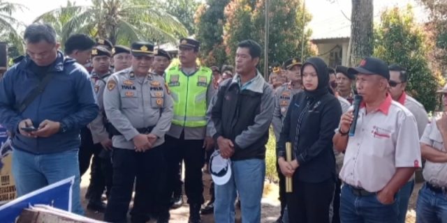 Perwakilan PT SIP, Ir Budi Purianto selaku Regent Head, menangapi aksi massa dengan dengan santai.