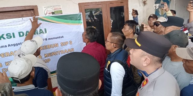 aksi penutupan kantor dengan disaksikan pihak kepolisian sedang berlangsung.