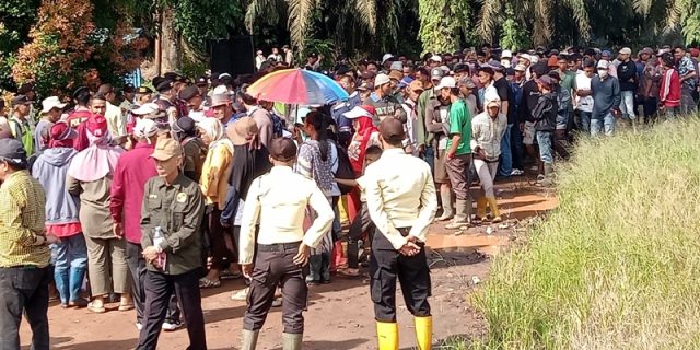 Tampak massa aksi dengan pengawalan dan pengamanan dari pihak kepolisian mengelar aksinya.