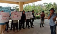 Massa Minta Bupati Evaluasi Keberadaan Stafsus