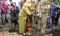 Bupati Bantu Pasir Dan Koral Pembangunan Masjid Ar-Rohman