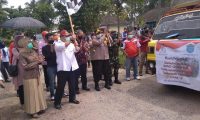Bupati Bagikan Sembako ke Masyarakat
