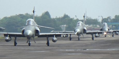 Pesawat Tempur Hawk dan F 16 Gempur Tanjung Pandan