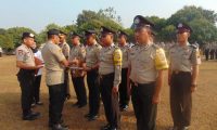 Kapolres Berikan Penghargaan Kepada Personil Polres Banyuasin